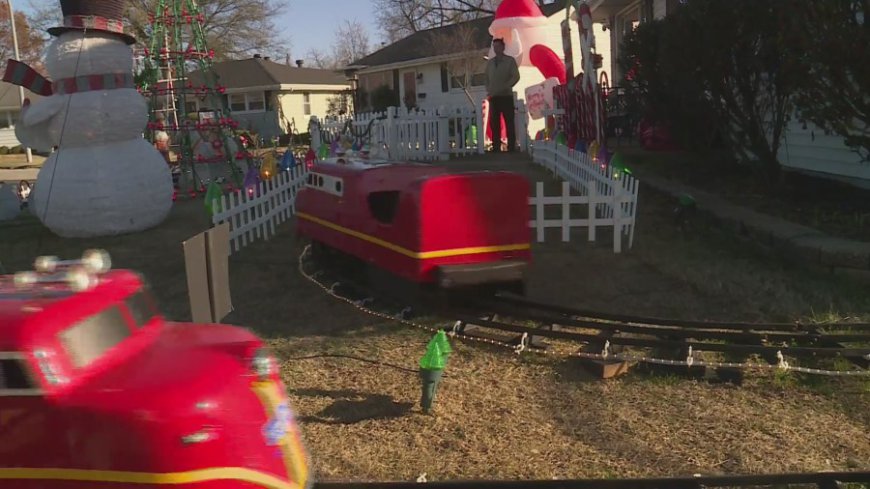 South St. Louis Christmas train display delights all ages