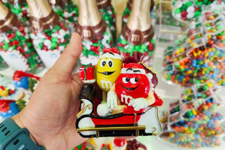 Who voiced the M&M's in this iconic Christmas ad?