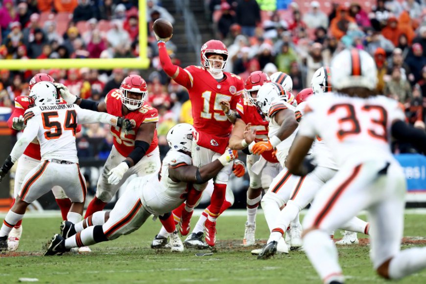 Patrick Mahomes diagnosed with high-ankle sprain; considered week-to-week