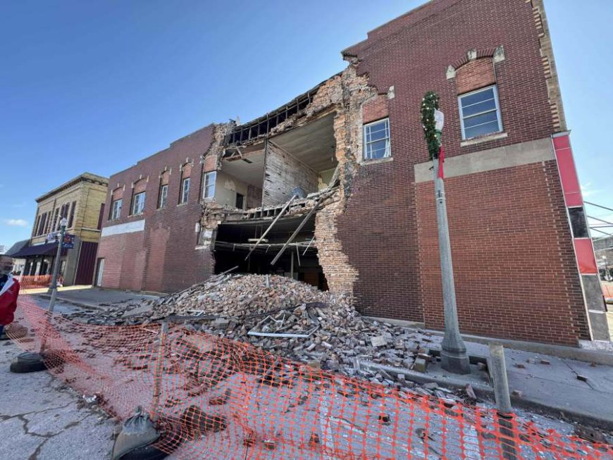 Historic downtown Aurora building collapses