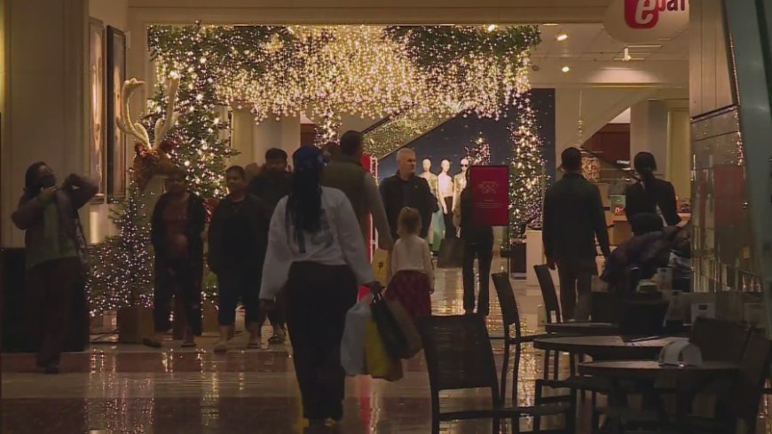 West County Mall filled with holiday cheer, last-minute shoppers