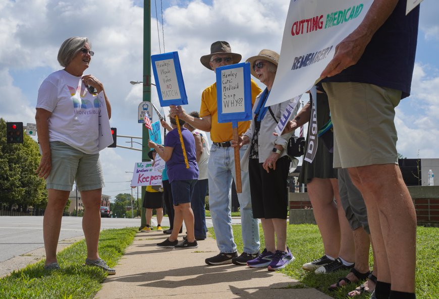 Faith leaders protest outside Josh Hawley’s Springfield office