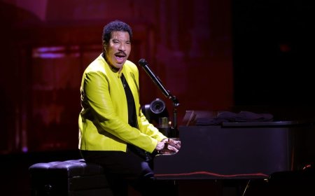 Singer Lionel Richie hospitalized after St. Louis concert: Reports